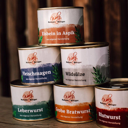 Dosenwurst-Sortiment der Metzgerei Walz mit Eisbein in Aspik, Fleischmagen, Wildsülze, Leberwurst, Bratwurst und Blutwurst aus eigener Herstellung.