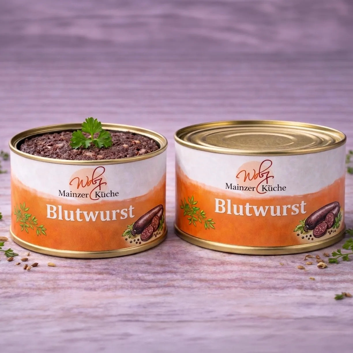 Hausmacher Blutwurst aus Metzgerei Walz „Mainzer Küche“ in der Dose. Die geöffnete Dose zeigt die typisch dunkle, grobe Struktur der traditionellen Blutwurst, garniert mit Petersilie. Daneben steht eine geschlossene Dose auf einem hellen, rustikalen Untergrund mit verteilten Gewürzen.
