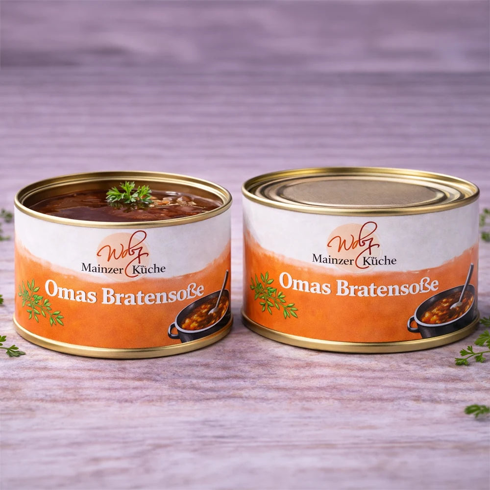 Zwei Dosen „Omas Bratensoße“ aus der Serie „Mainzer Küche“. Eine Dose ist geöffnet und präsentiert eine dunkle, kräftige Soße mit feinen Kräutern. Das warme, orangefarbene Etikett unterstreicht den traditionellen Charakter dieser wie hausgemachten Soße.