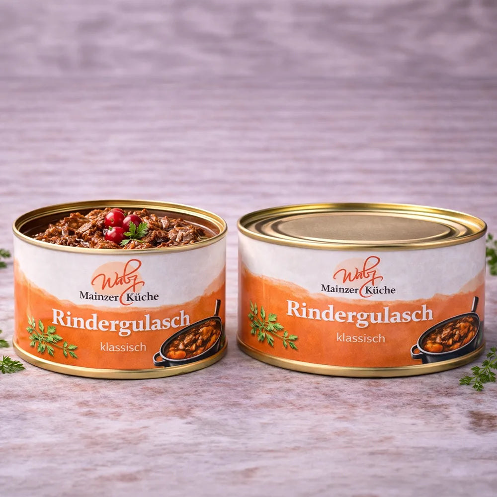 Klassisches Rindergulasch aus der „Mainzer Küche“ der Metzgerei Walz in der Vorratsdose. Die Abbildung zeigt saftige, mürbe Fleischstücke in einer aromatischen Soße, appetitlich angerichtet mit roten Beeren und Kräutern. Traditionelles Handwerk für die schnelle, hochwertige Küche.